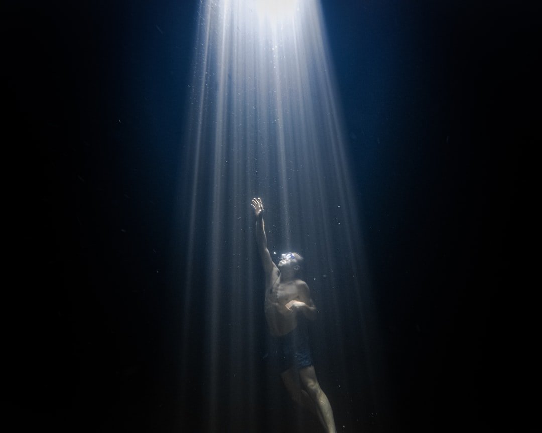 underwater photography particles light