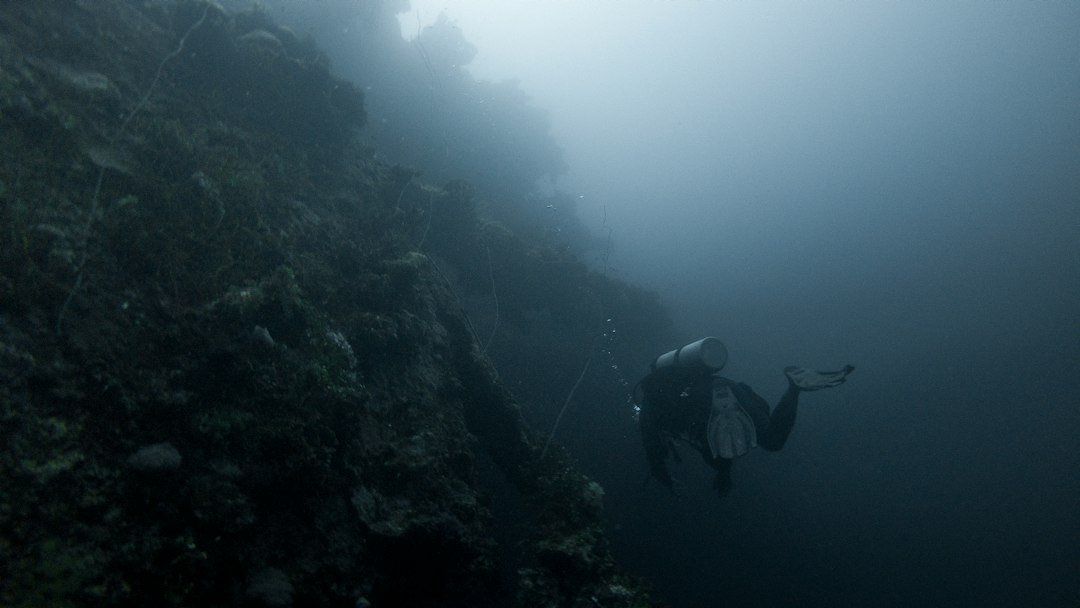 diver running out of air underwater